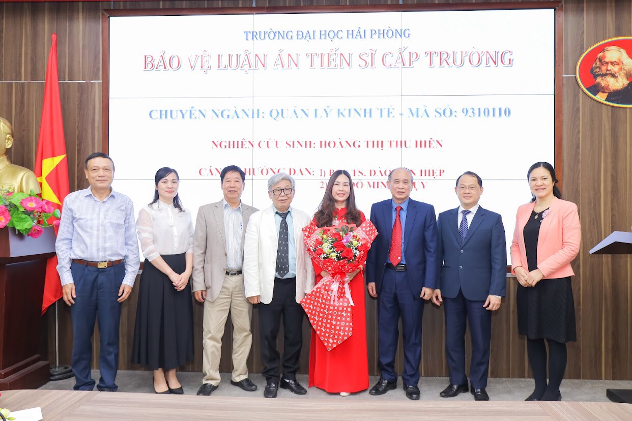 Hội đồng thông qua và chúc mừng Nghiên cứu sinh Hoàng Thị Thu Hiên bảo vệ thành công Luận án Tiến sĩ