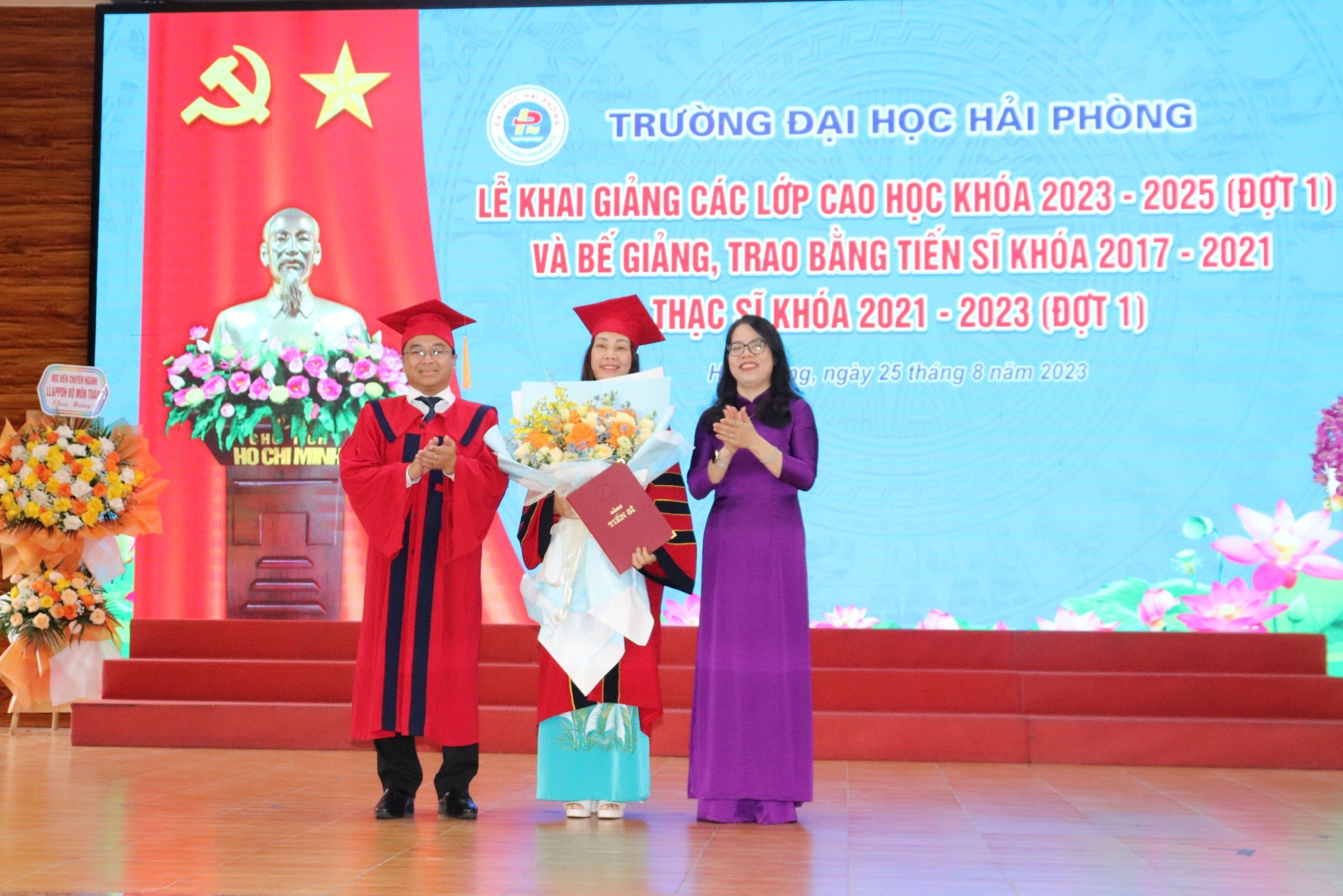 Lãnh đạo Nhà trường trao Bằng, tặng hoa chúc mừng Tân tiến sĩ Hoàng Thị Thu Hiên