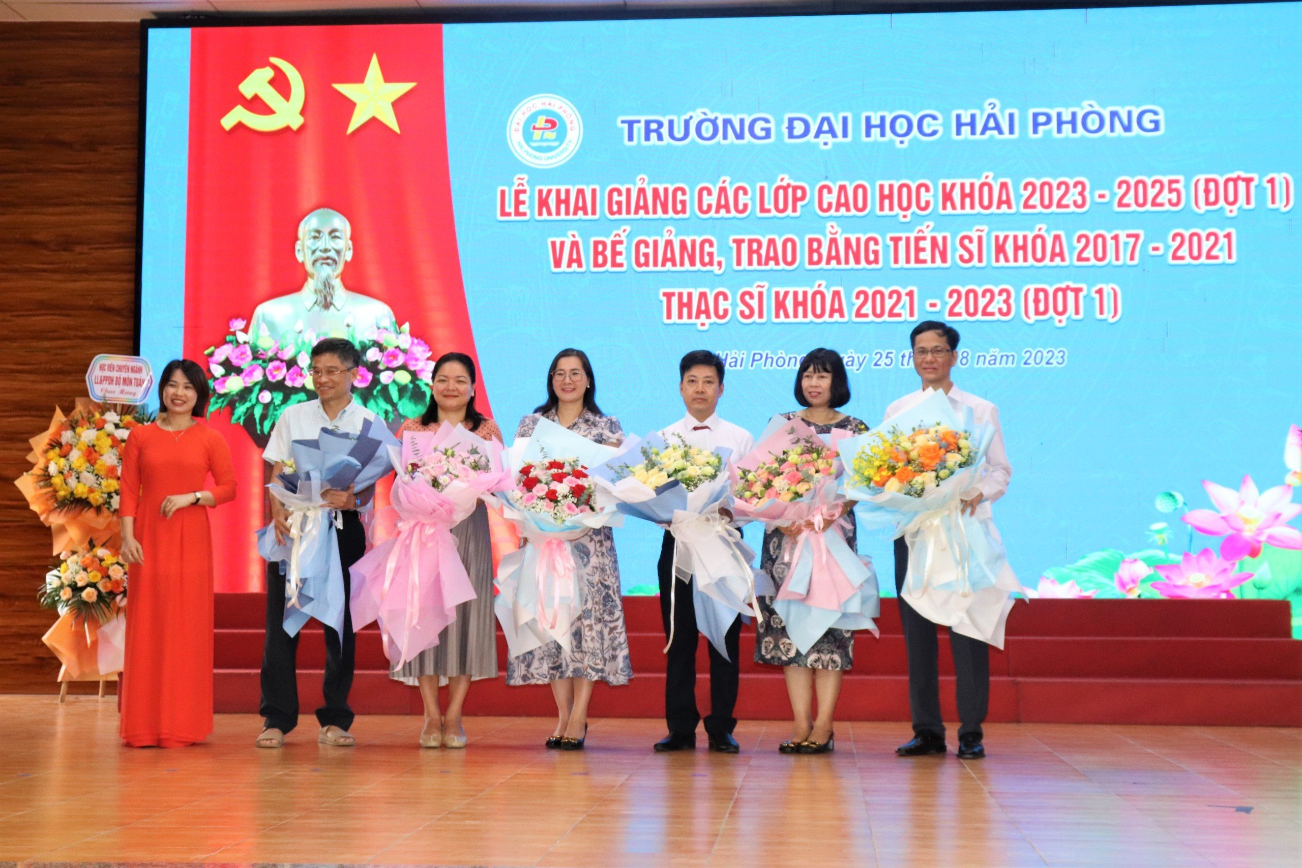 Tân học viên cao học tặng hoa cảm ơn Đại diện lãnh đạo Phòng, Khoa chức năng Nhà trường