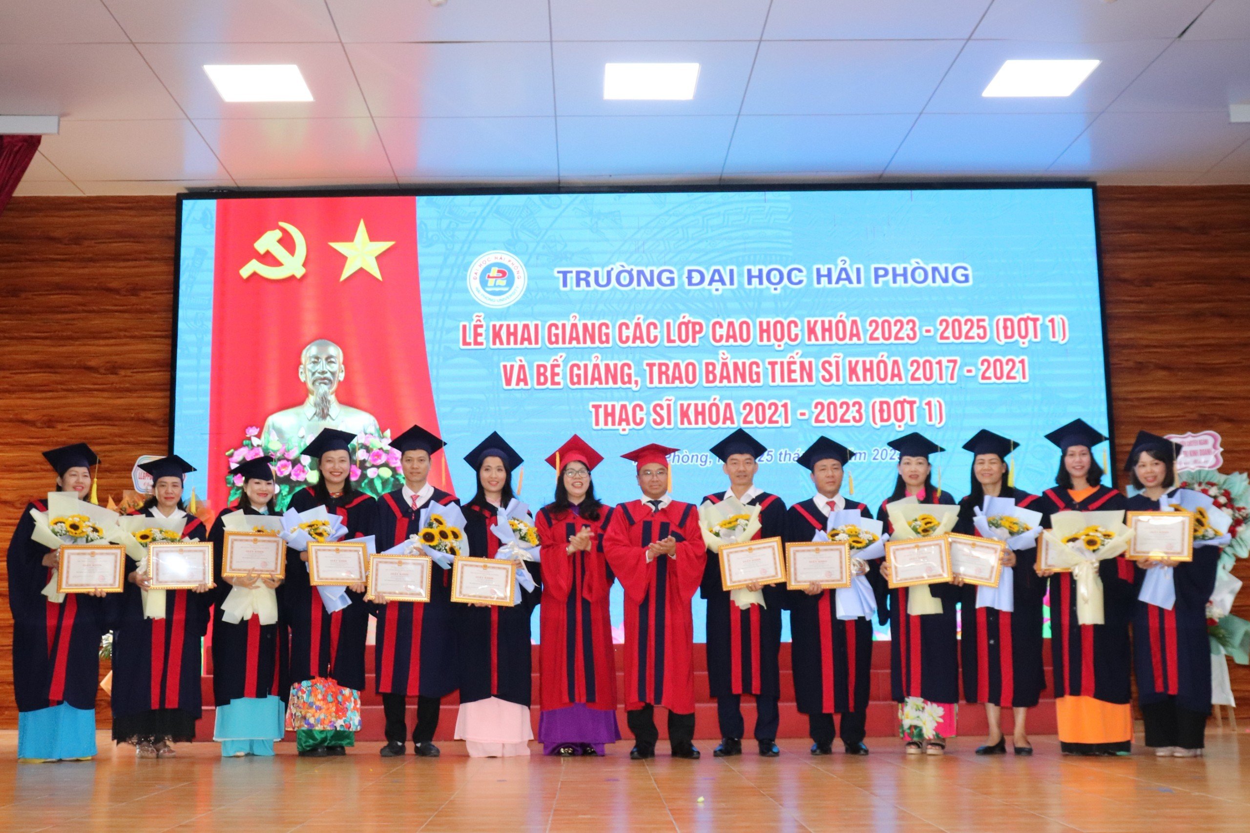 Lãnh đạo Nhà trường trao Giấy khen cho các học viên tiêu biểu trong khóa học