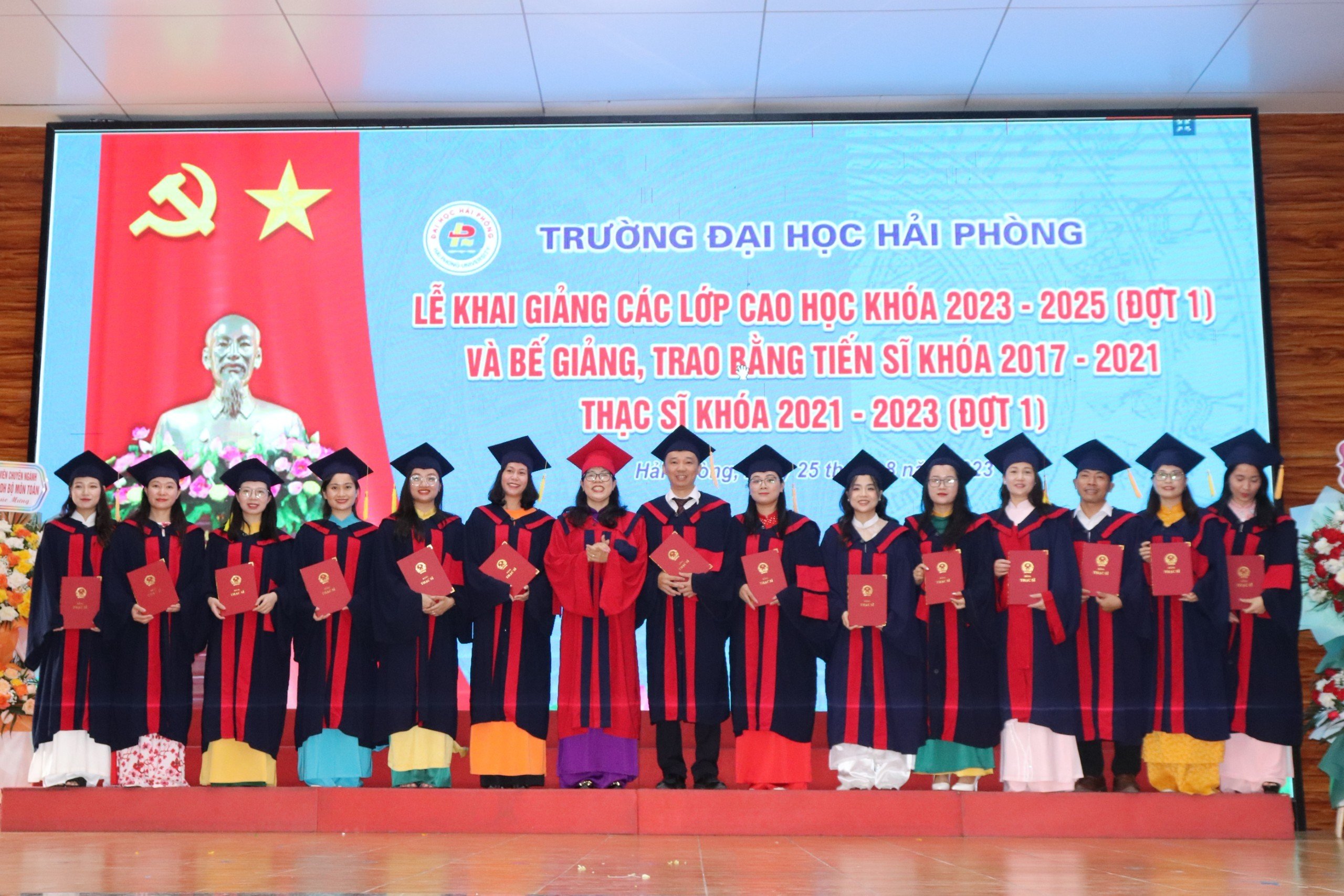 PGS.TS Nguyễn Thị Hiên – Bí thư Đảng ủy, Chủ tịch Hội đồng Trường trao bằng cho Tân thạc sĩ