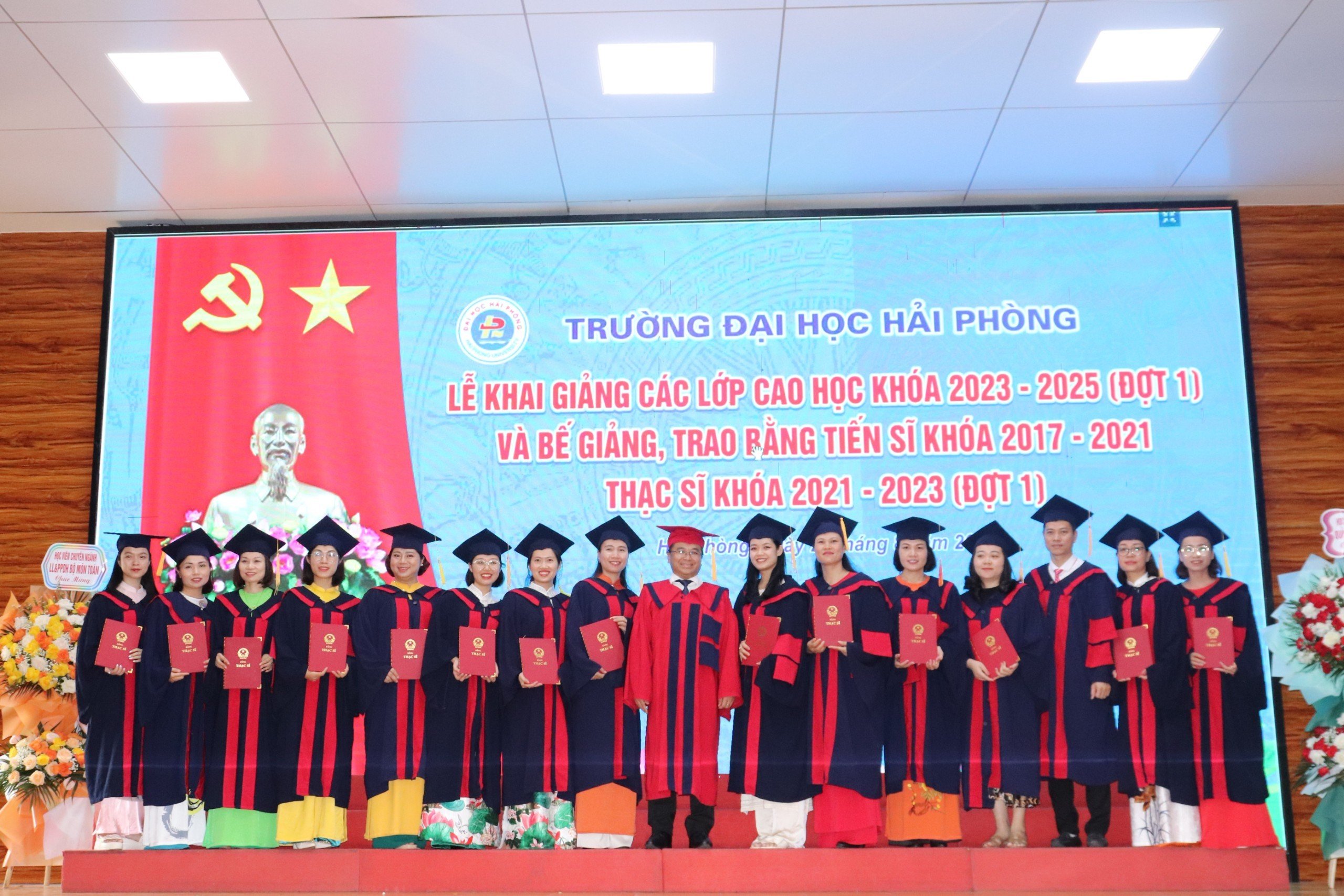 PGS.TS Bùi Xuân Hải – Hiệu trưởng Nhà trường trao bằng cho các Tân thạc sĩ